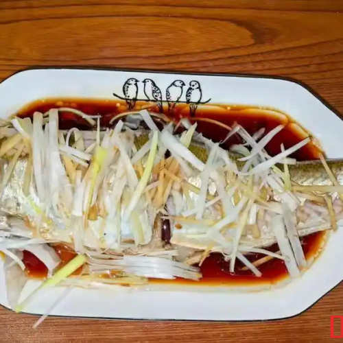 翘嘴鱼怎么做才不腥？清蒸翘嘴，鲜到眉毛掉下来